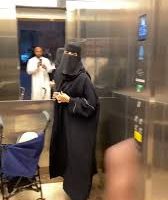 «فيديو صادم يثير الجدل».. شاهد سيدة سعودية رفضت دخول رجل معها المصعد وفى النهاية حدثت الصدمة..  حدث غريب بكل المقاييس!!
