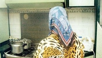 سيدة سعودية قامت بتركيب كاميرا مراقبة في المطبخ واكتشفت بأن الخادمة تقوم بفعل شيء صادم